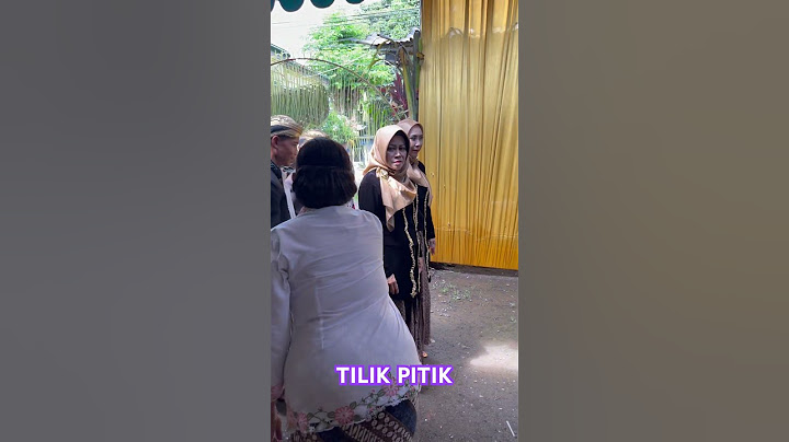Bapak ibu pengantin putri menjemput besannya untuk diajak ke pelaminan