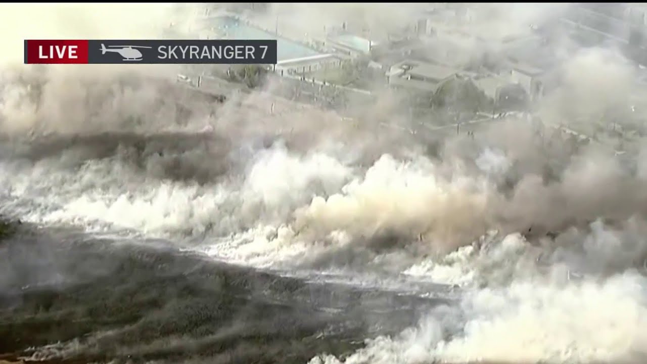 Brush fire sparks in Oceanside | NBC 7 San Diego - YouTube