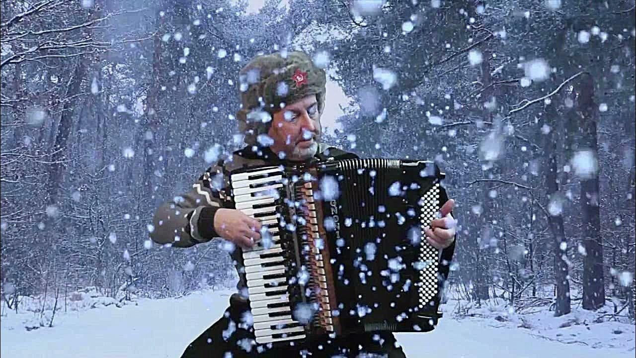 Песня баяна май. Гармонь зимой. Гармонь зима. Гармонист. Человек с аккордеоном.
