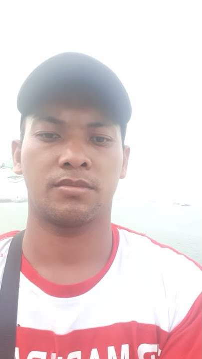 Di atas kapal laut berani pakai baju madura...lihatlah  apa yg terjadi