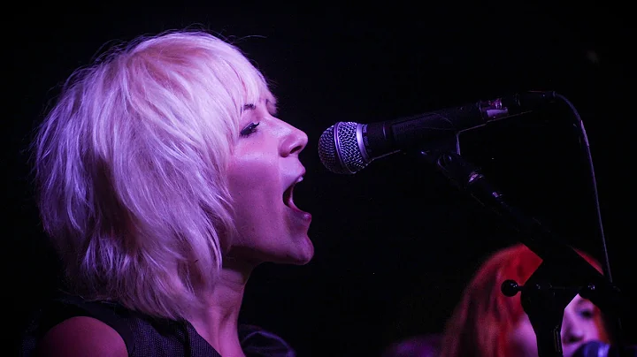 Johnny B. Goode - MonaLisa Twins (Chuck Berry Cover)