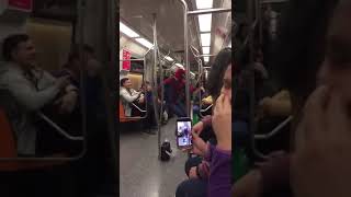 Spiderman show en el metro 😂😂😂