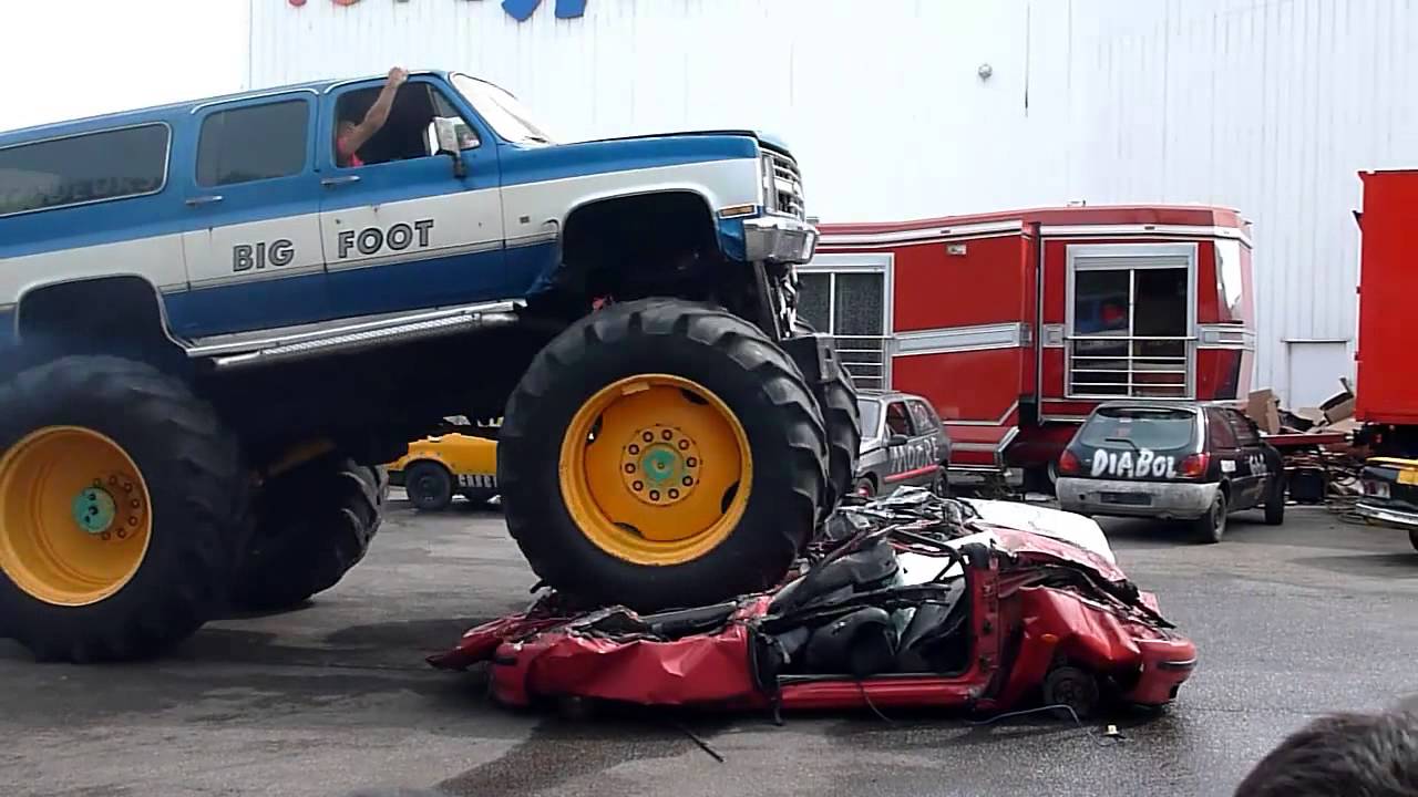 Monster truck: écrasez une carcasse de voiture!