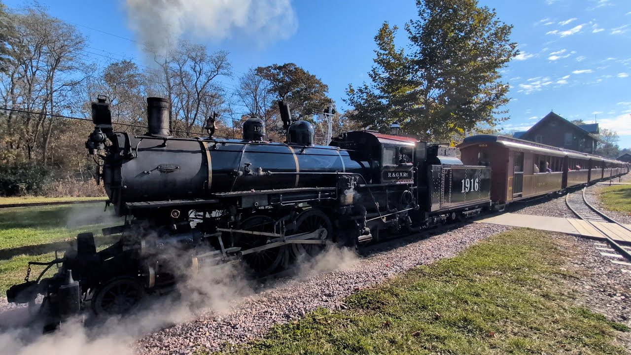 Riverside & Great Northern 1916 on Pumpkin Train 2025 - YouTube