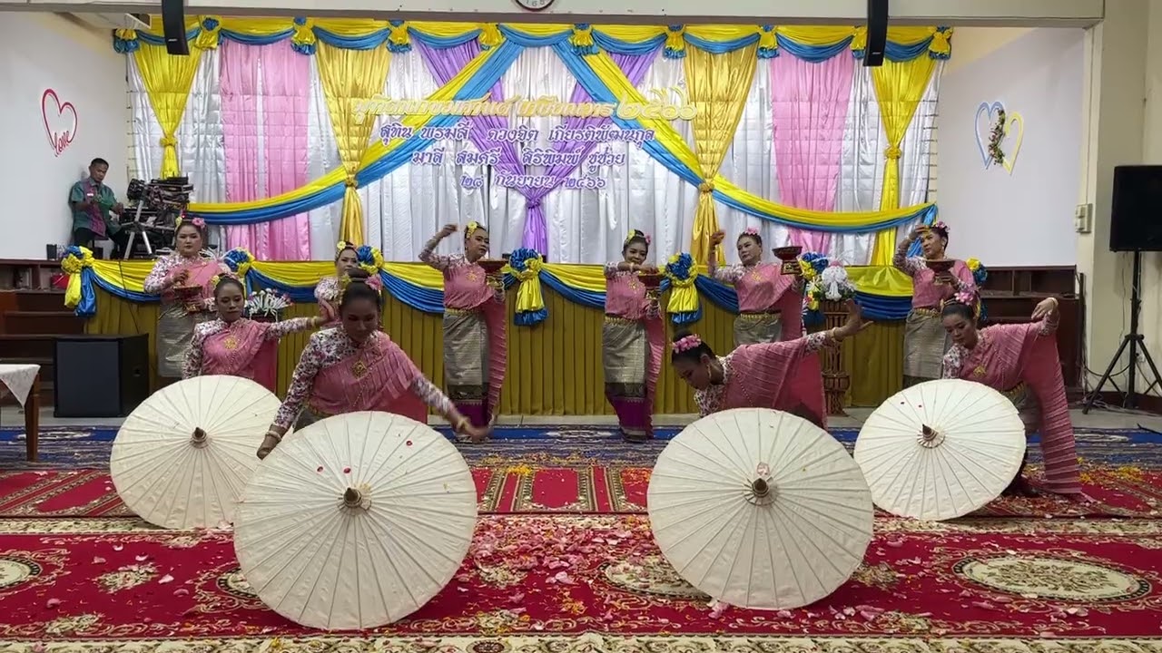 ฟ้อนบุปฝาบูชาครู(ฟ้อนร่มดอกไม้) งานเกษียณราชการครูฟ้อนบุปฝาบูชาครูโรงเรียนเทศบาล ๓ ชุมชนวัดจันทราวาส