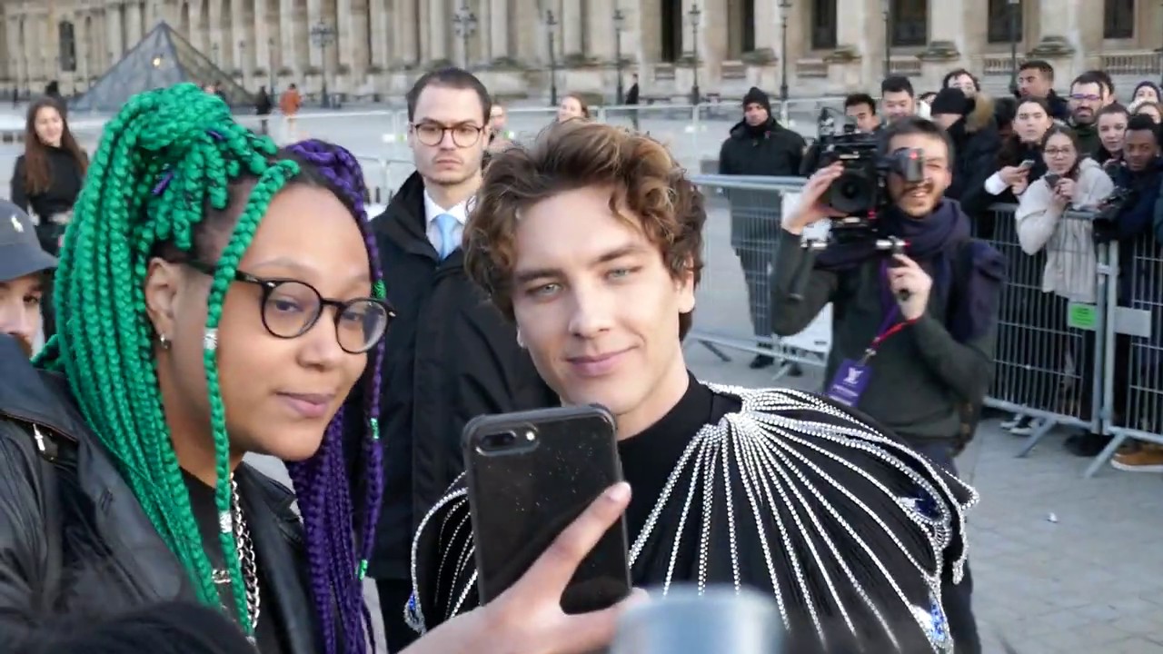 CODY FERN TAKING SELFIES W/ HIS FANS @ LOUIS VUITTON FASHION SHOW 2020 IN  PARIS 2020.03.03 