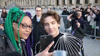 Cody Fern Taking Selfies W His Fans Louis Vuitton Fashion Show 2020 In Paris 20200303