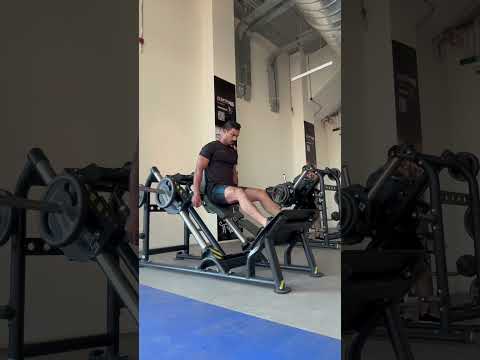 Hack Squat رك ز على دفع الكعبين للأرض حافظ على ظهرك مستقيم وانزل بالسيقان ببطء قبل ما تطلع بالقوة