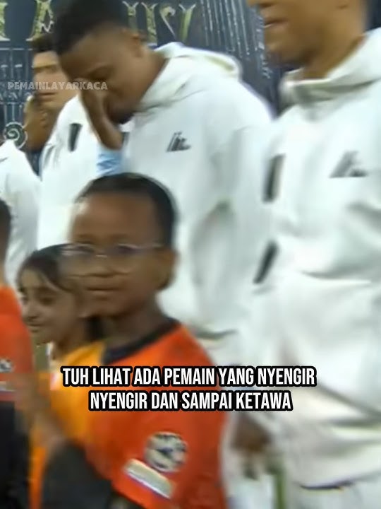salah nyetel lagu UCL 😂
