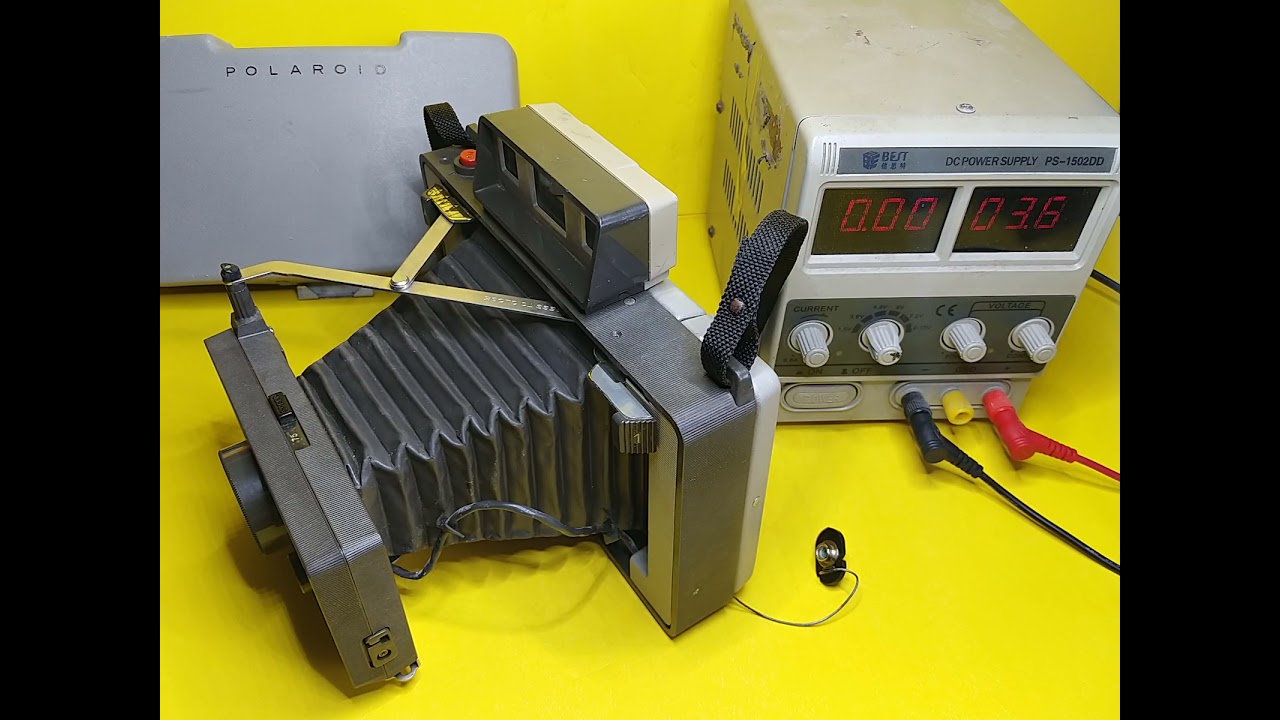 Polaroid 320 Vintage Instant Camera 1969-71 Sn BB704114 (power up)