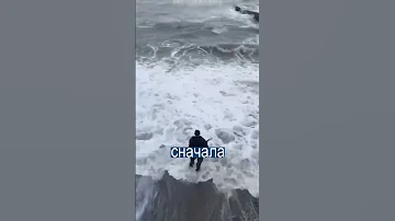 Житель Сочи пытается закопать Черное море