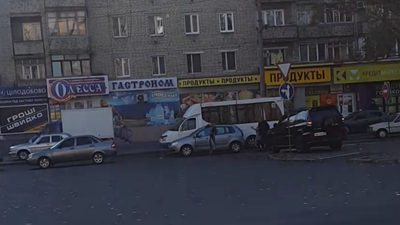 28.10.2016 в Николаеве произошло ДТП. Столкнулись сразу три автомобиля. 28.10.2016 в Николаеве произошло ДТП. Столкнулись сразу три автомобиля.