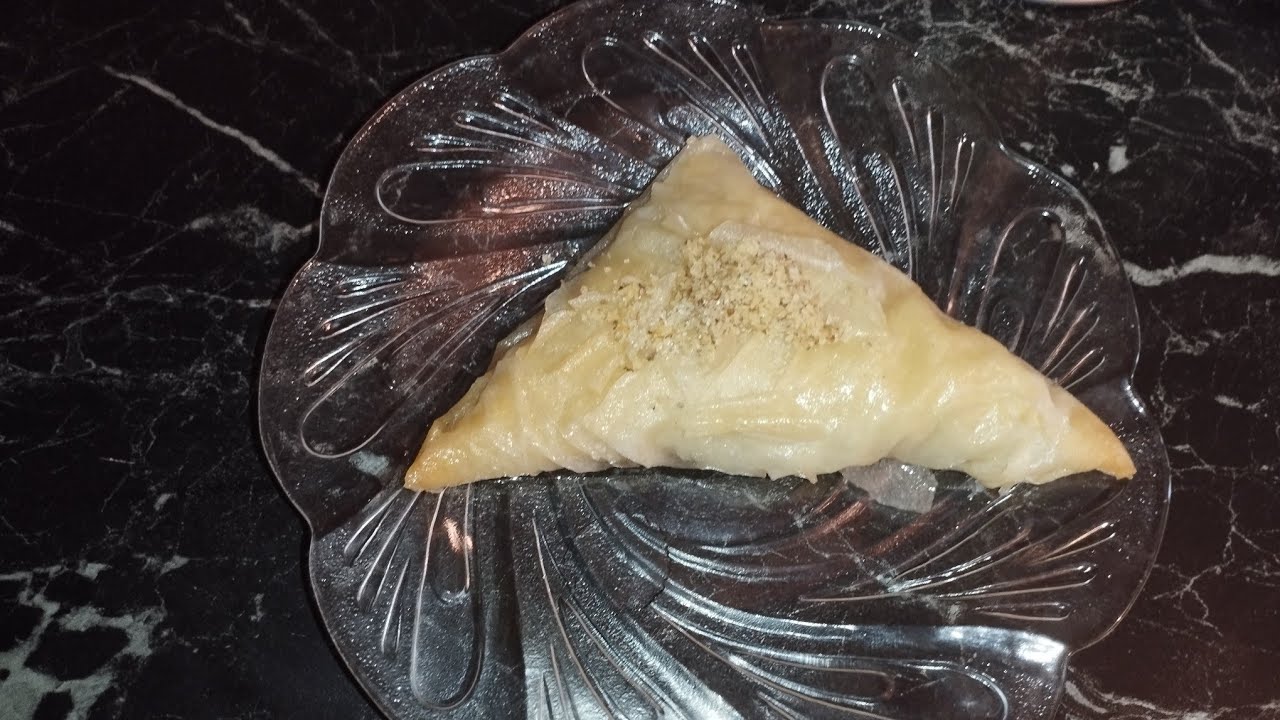Baklava sa mlevenim orasima i suvim grižđem.