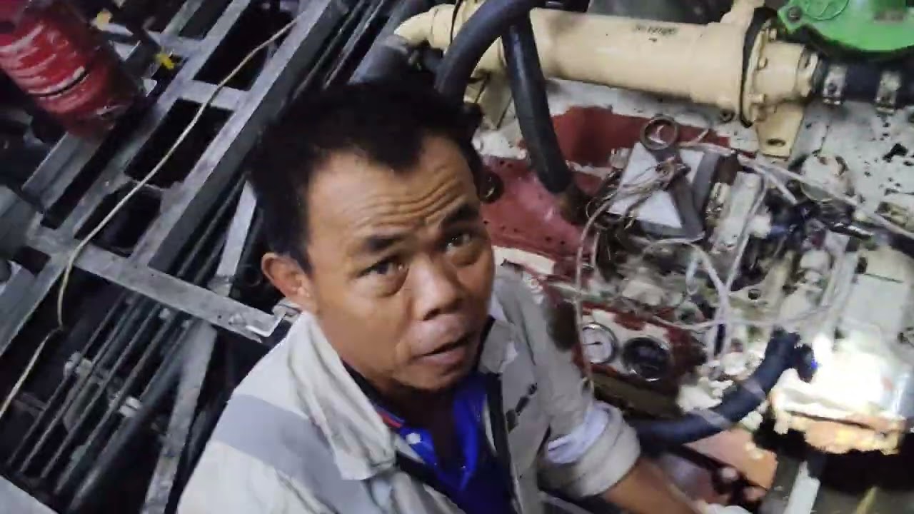 Inilah kerja saya buka crumpling boot dalam engine room..