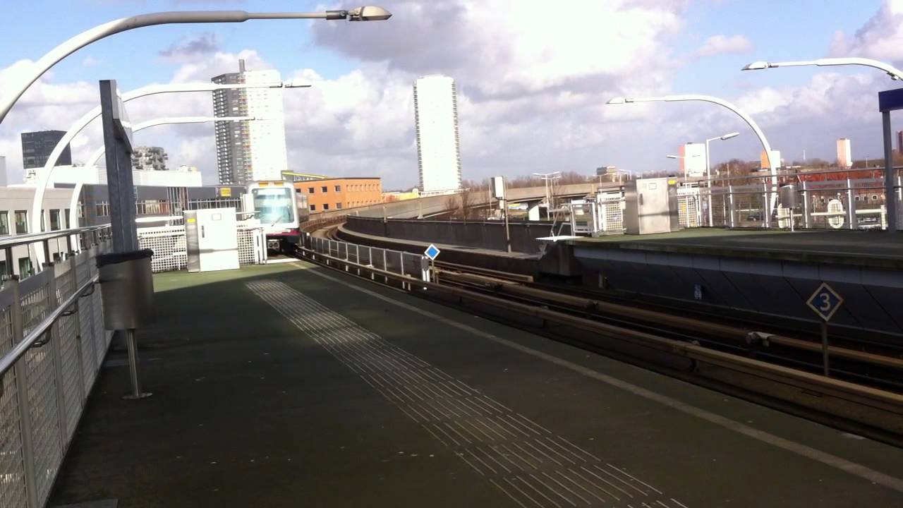 RET Metro Dubbele Type B komt aan op Spijkenisse Centrum op lijn D richting De Akkers