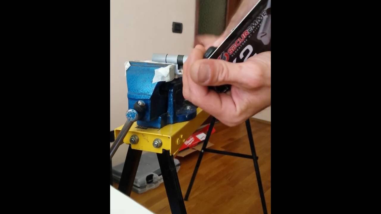 Come aprire il cilindro europeo youtube Come aprire una serratura a cilindro