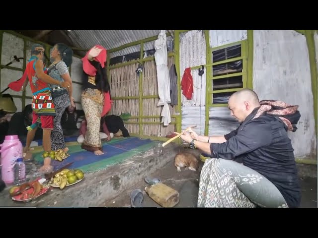 Kisah nyata kang UJANG BUSTOMI Bubarkan Perguruan Ratu Dukun Santet Ritual Ilmu Anjing class=