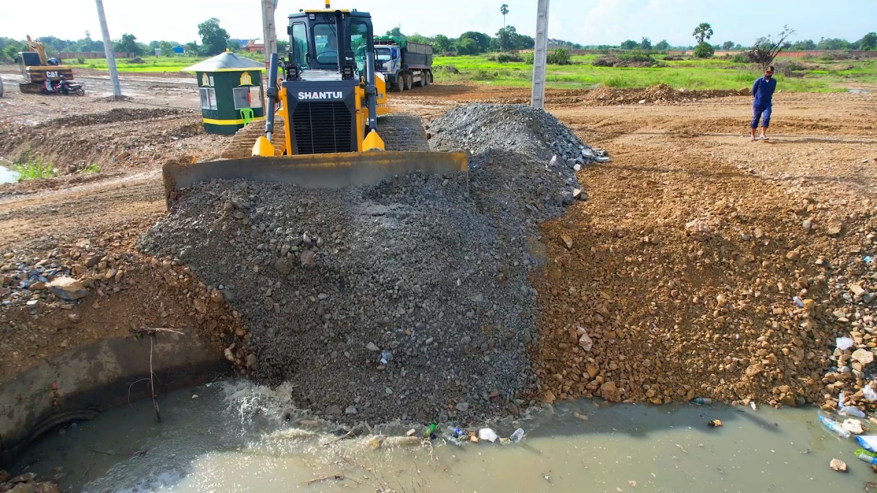 OMG Excellent Power Talented Operator dozer DH-17C2-PRO , Dump Truck 10 Wheel Unloading