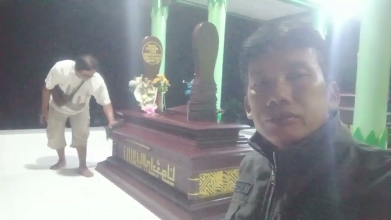 Kondisi Terkini Makam Nike Ardilla di malam hari