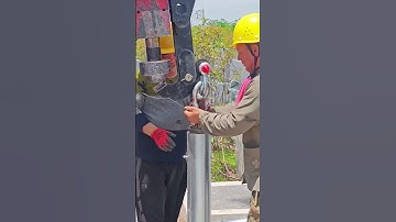 The process of removing highway guardrails- Good tools and machinery make work easy