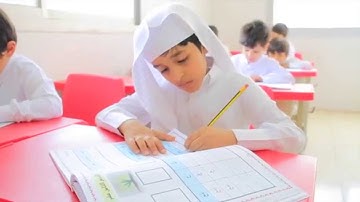 القارئ الصغير برأس تنورة