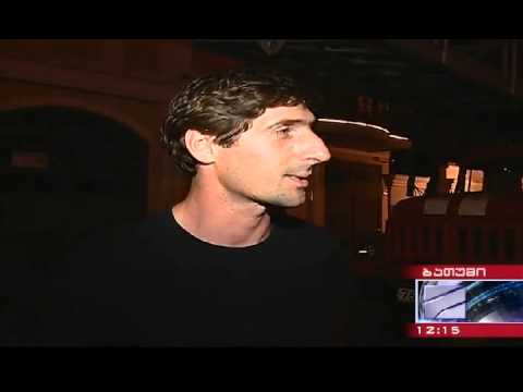 მეორე სართულზე ბურთის ჩამოსატანად ასული ბავშვი სამაშველო ბრიგადამ ჩამოიყვანა .