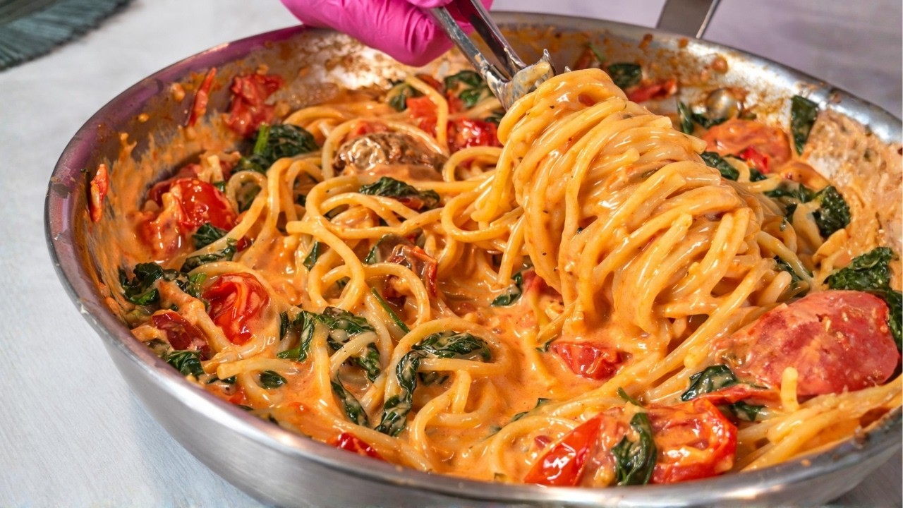 ¡La pasta tiene un sabor increíble cuando la cocinas con esta salsa cremosa de tomate y espinaca!