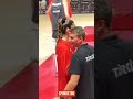 Hande Baladın, Türk bayrağını öpüyor