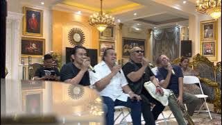 Amigos Aut Boi Nian akustikan di rumah mewah