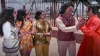 ये तीन गोपियां नहीं हैं, ये तो मेरी मित्र हैं। रुको, तुमसे मिलाता हूँ - Asrani - Apne Rang Hazaar