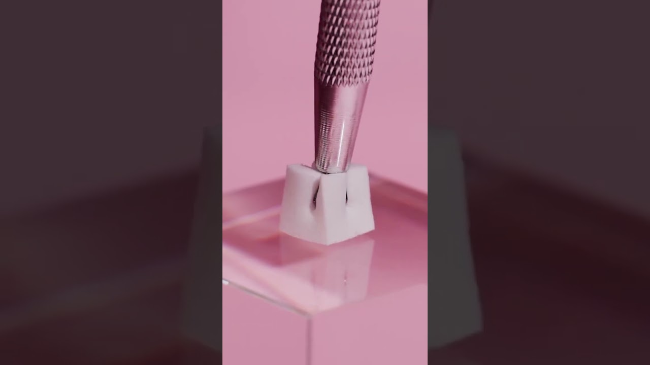 🚨 IT’S HERE! 🚨
BOOMY OMBRE by Victoria Vynn has just landed in salons (and in your beauty kit 😉).