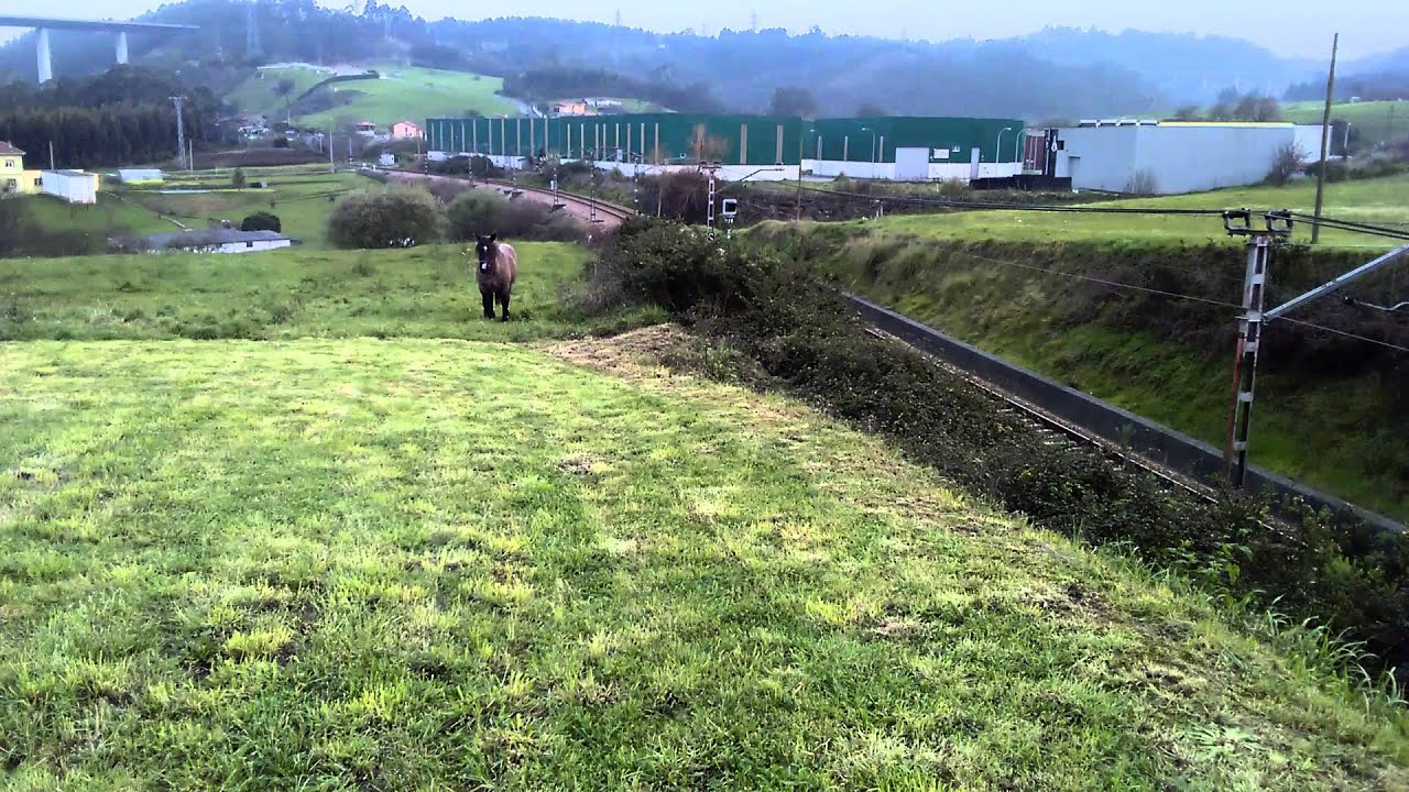 Renfe 463.006 saliendo del apeadero de Los Campos, Corvera de Asturias