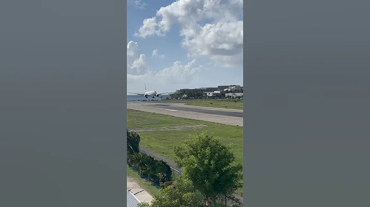 American B737-800 landing from Touchdown location at St Maarten Princess Juliana SXM.