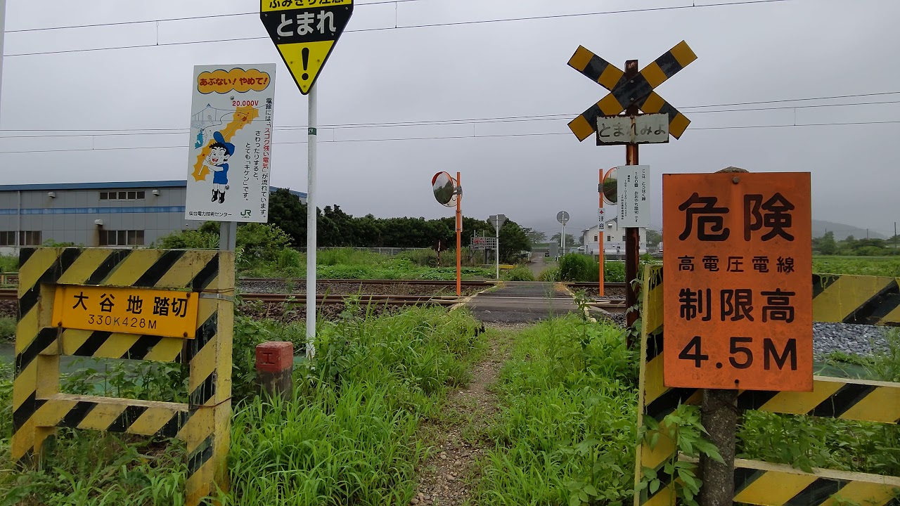 踏切天国 東北本線 第4種踏切を通過するE721系+701系 上り - YouTube