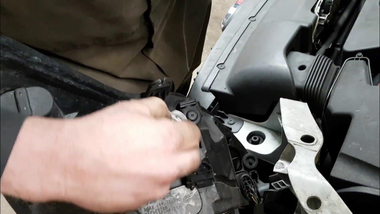 Tutorial How to remove and replace headlight bulb! Ford focus YouTube