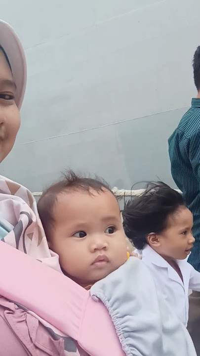 Antri Naik Kapal Perang KRI Makasar 590 #pelabuhan #trisakti #kapalperang #ship #warships #kidsvideo