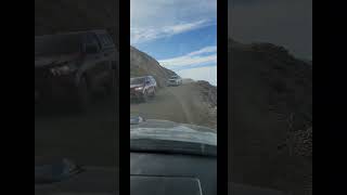 Ruta Provincial 73 de Jujuy, estrecha en camino de cornisa.  ¡Hay que parar para pasar!