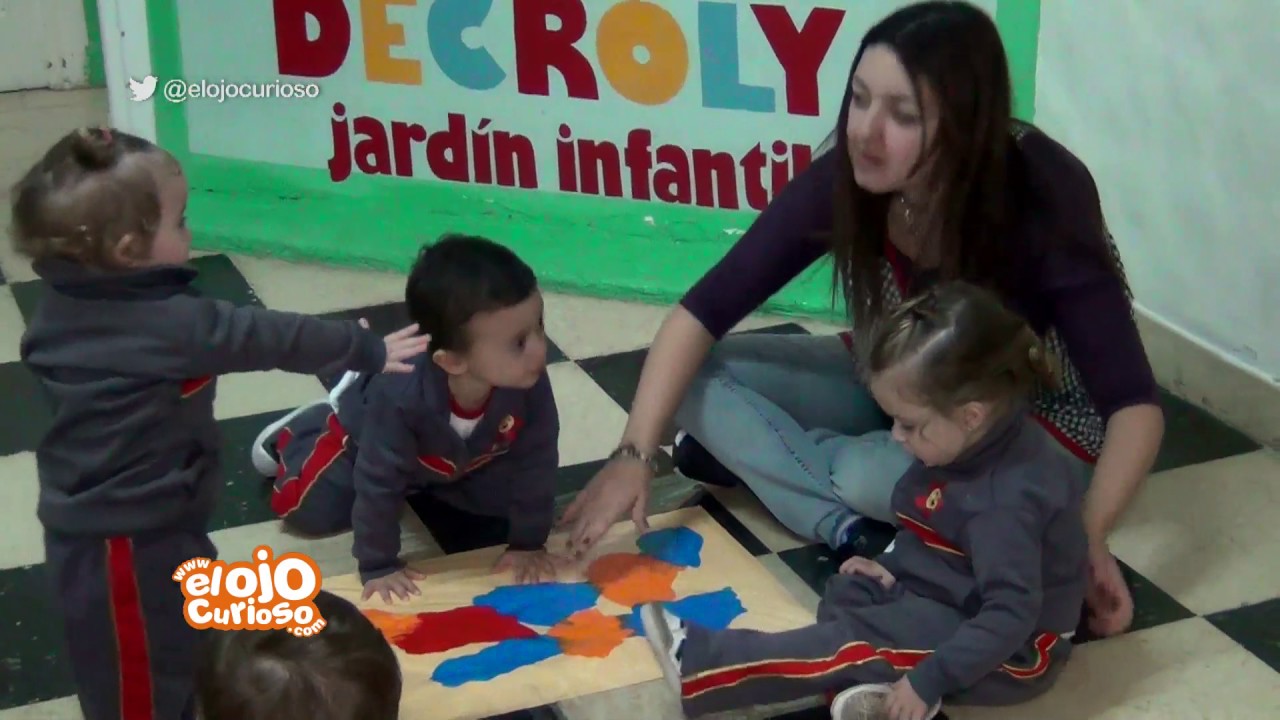 Actividad de arte (temperas, cartulinas y papel celofán) en sala de 1 año