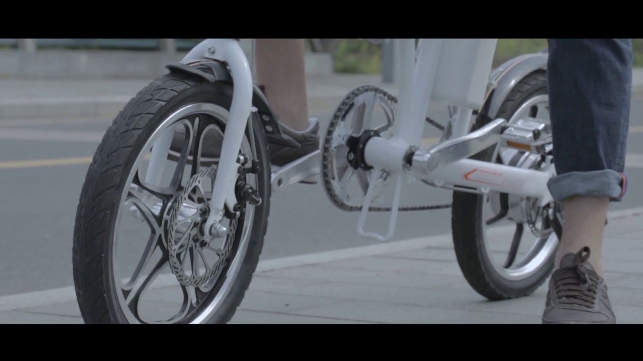 Riding Airwheel R5 City Portable electric Bike, Being The Spotlight