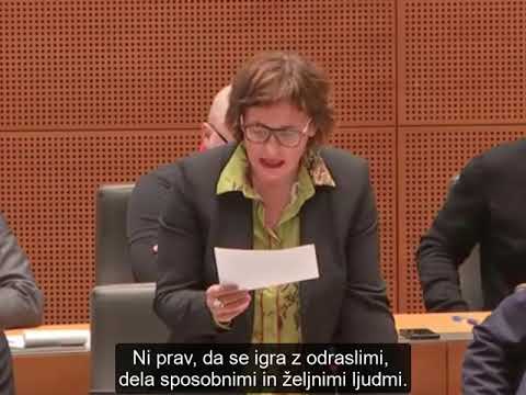 Nataša Sukič bere
