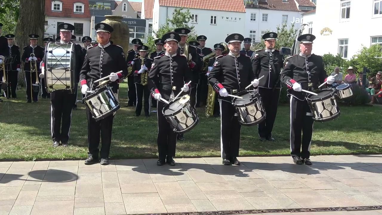 Trommestunt, Svantes lykkelige dag/Om lidt er kaffen klar - Strømsgodset Musikkorps