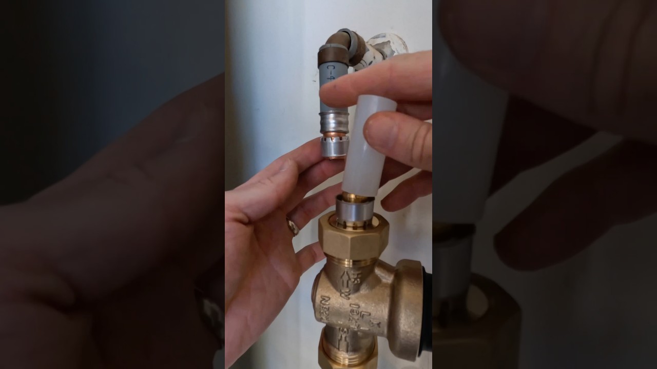 Replacing a pressure reducing valve & shutoff on polybutylene pipe 💦 #plumbing #plumber #asmr #diy