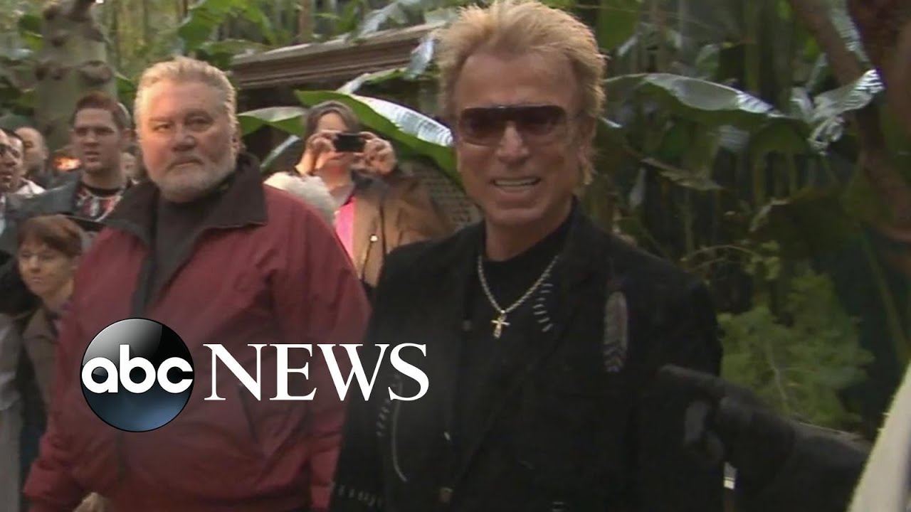 Siegfried and Roy greet fans at their Las Vegas ‘Secret Garden’