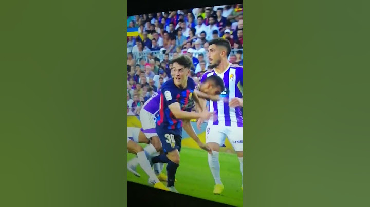 لاعب برشلونة غافي يتسبب في اصطدام عنيف بين مدافعين بلد الوليد  مبارات برشلونة ضد بلد الوليد