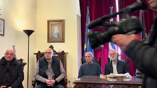 Σπ. Παδοβας: Περνάνε οι επιτάφιοι και η λιτανεία και οι σερβιτόροι με τους δίσκους! 