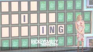 Vanna White Gives Wheel of Fortune an Ultimatum: Pay Raise or Retirement