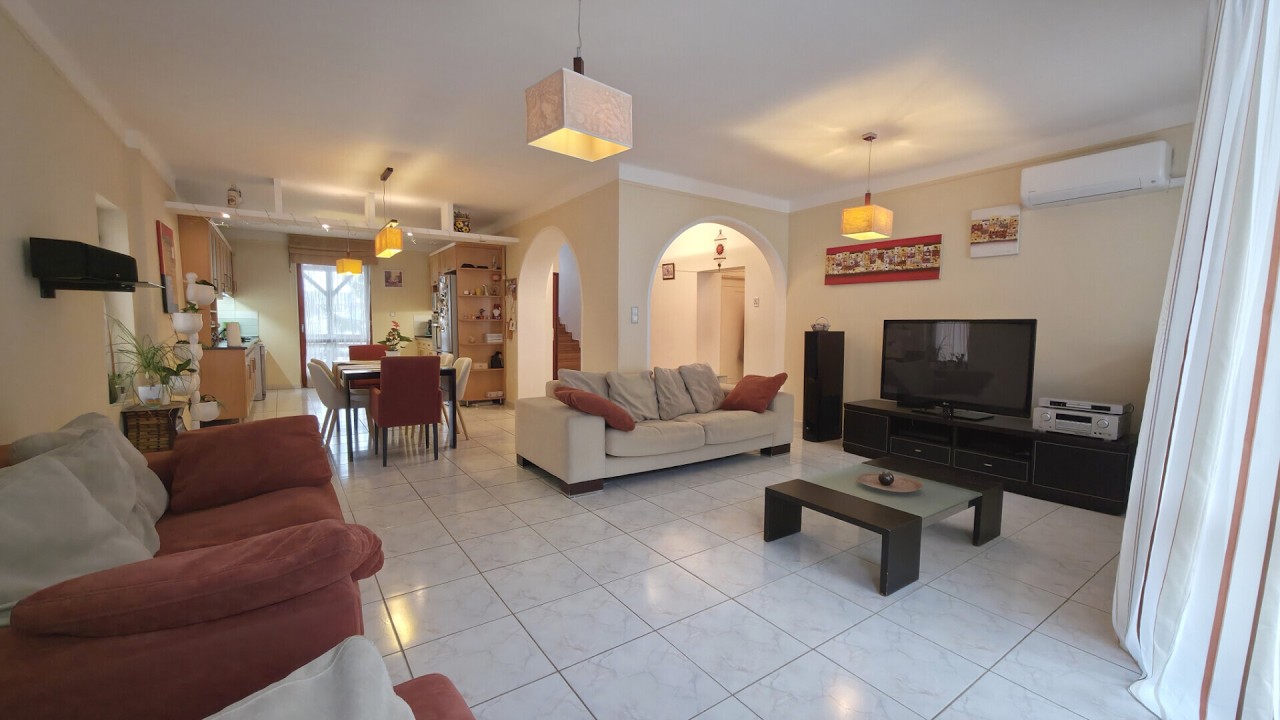 3 generációnak is alkalmas családi ház napelemmel, dupla garázzsal