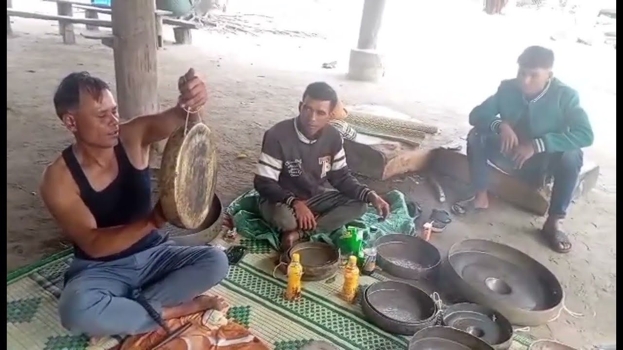 Ksor Angơch mới Ra Nghề Thợ Sửa Công Chiêng Tại Xã Kong Chro