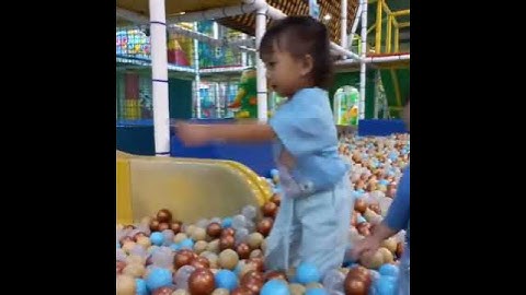 main ke playground sama ayah mama adek