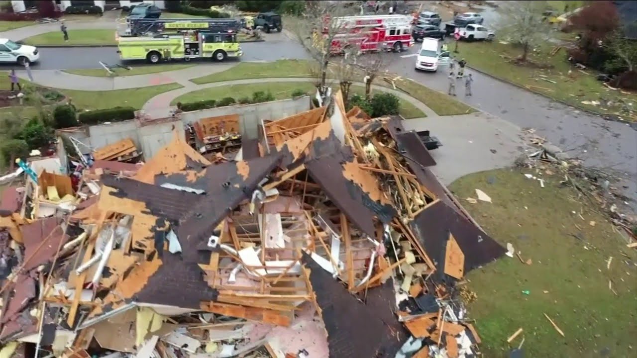 Tornado outbreak rips across Deep South; at least 5 dead - YouTube